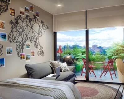 un dormitorio con buena ventilación natural, espacio en el armario, grandes ventanales