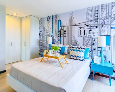 un dormitorio con armarios brillantes, buena ventilación natural, espacio en el armario