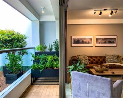 un balcón con buena ventilación natural, espacio en el armario, pasillo largo