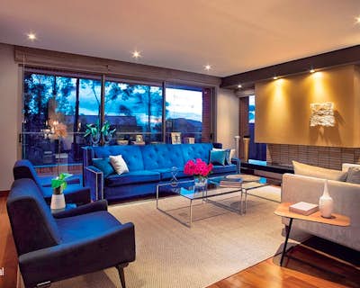 una sala de estar con gabinetes brillantes, muebles, buena ventilación natural