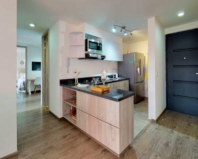 una cocina con gabinetes brillantes, espacio en el armario, encimera