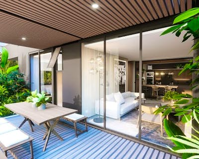 un balcón con piscina, buena ventilación natural, puerta de madera, gabinetes brillantes