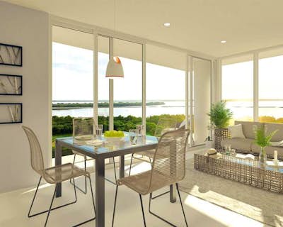 un balcón con piscina, buena ventilación natural, zona de estar, mesa y lámpara