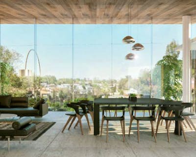 un balcón con piscina, buena ventilación natural, puerta de madera, zona de estar