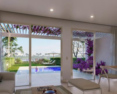 un moderno balcón con piscina, buena ventilación natural, grandes ventanales
