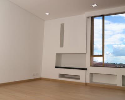 una cocina con armarios blancos y una ventana
