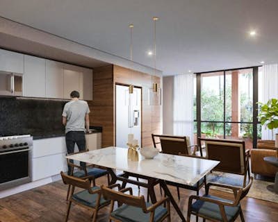una cocina con buena ventilación natural, armarios brillantes, grandes ventanales