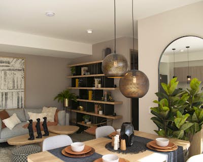 una cocina con mesa y lámpara, encimera, muebles