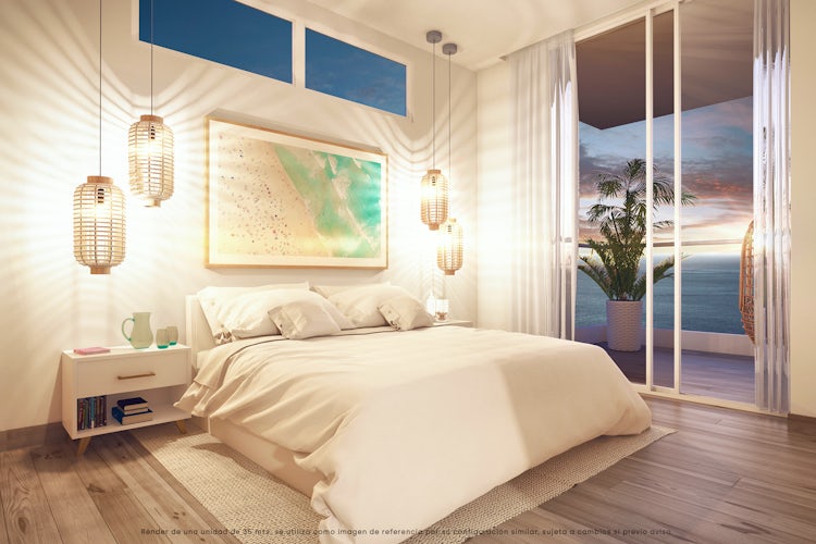 un dormitorio con mesa y lámpara, buena ventilación natural, puerta de madera