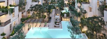 un lujoso balcón moderno y espacioso con piscina