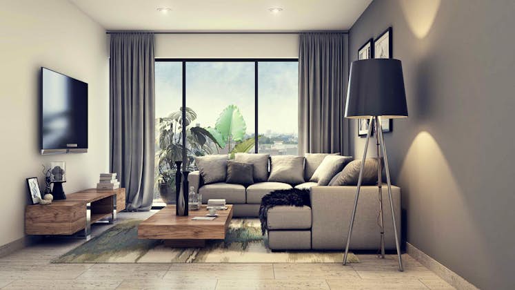una amplia sala de estar con grandes ventanales, sofá